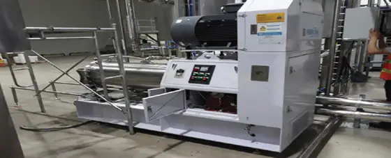 Máy nghiền đậu phộng từ hạt tại nhà máy sản xuất bơ